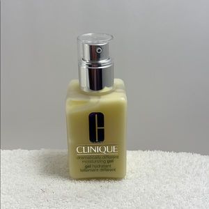 Clinique Dramatically Different Moisturizing Gel